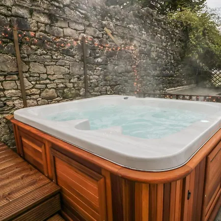 Chestnut Cottage, Holiday home Grange-over-Sands